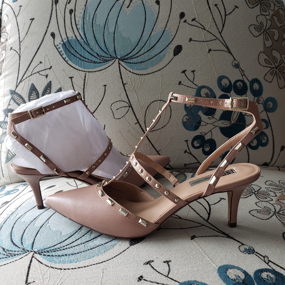 BEAUTIFUL Never worn Blush Kitten heels size 9